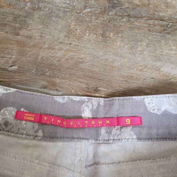 Tinseltown Floral Rose‎ Denim Flap Pocket Cuffed Shorts Gray Womens Size 9 Denim - Picture 9 of 12
